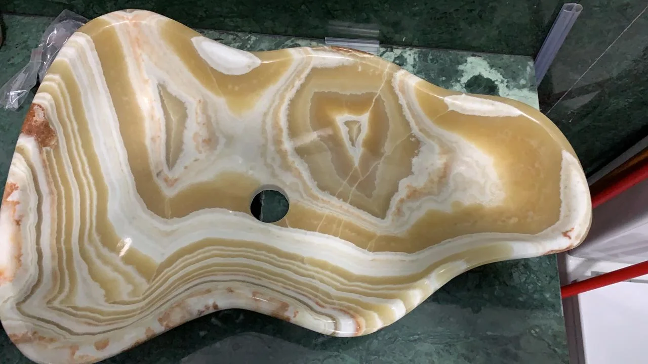 About Us – Art Marbre  Art Marbre offre un savoir-faire unique dans la transformation et la finition du marbre et de l’onyx. Nous créons des pièces élégantes et durables – vasques, plans, revêtements et réalisations sur mesure – avec une qualité artisanale et un souci du détail qui font la différence.